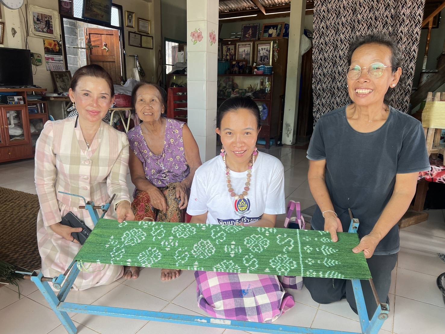 พช.ลืออำนาจ ติดตามความก้าวหน้าการทอลายผ้าพระราชทาน “ ผ้าลายสิริราชพัสตราภรณ์